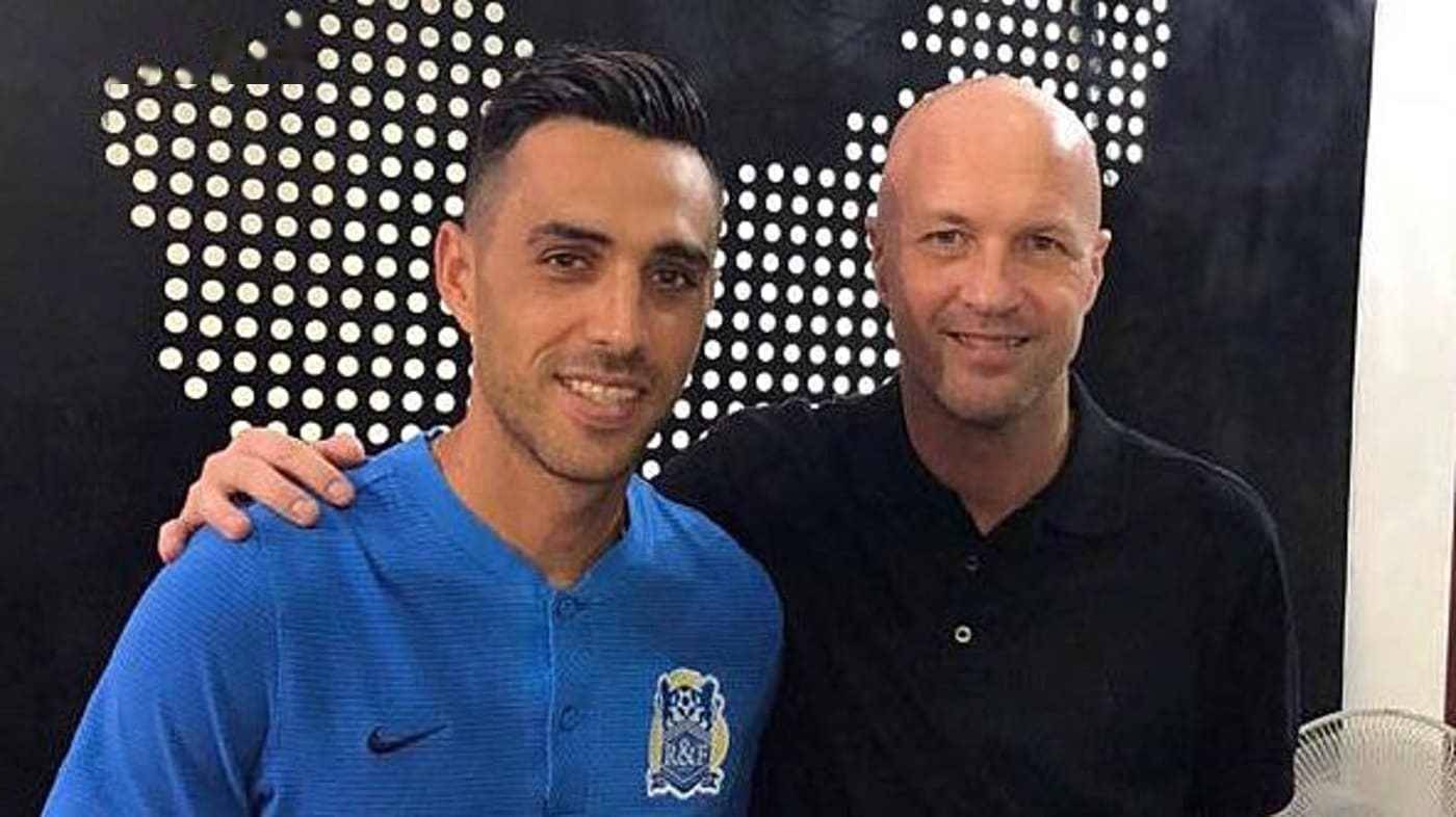 他保持着对 他保持着对